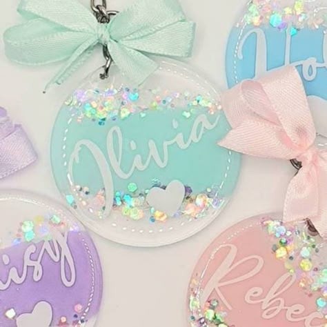 Diy Keyring Ideas, Cricut Keyrings, Womens Day Gifts Ideas, Cricut Keychains Diy Acrylic, Acrylic Keychain Ideas Vinyl, Keychain Craft Ideas, Cricut Keychain Ideas, Acrylic Name Keychain, Acrylic Keychain Ideas