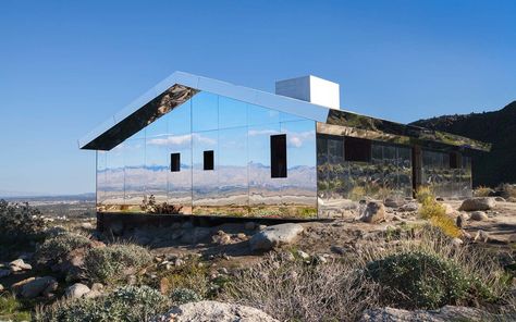 This Mirrored House Blends Right Into the Desert | No two views of the mesmerizing ranch are the same. Western Mirror, House Of Mirrors, Electrical Layout, Mirror House, American House, California Desert, House Blend, Ranch Style Homes, Desert Art