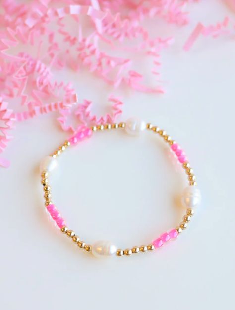 Mix of beach pearls and hot pink czech glass & pearl with 14 k gold filled beaded bracelet. Bracket Making Ideas, Pink Bracelet Ideas, Bracket Making, Hot Pink Pearl, Bracelet Tutorials, Pink Beaded Bracelets, Preppy Bracelets, Boo Basket, Pearl Beach