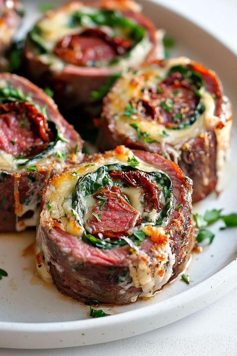 Looking for something fancy? Try these incredible steak pinwheels! With spinach, sun-dried tomatoes, and cheese, they're a feast for the senses. Steak Pinwheel Recipes, Steak Pinwheels In Oven, Pinwheel Steak Recipes, Beef Pinwheel Recipes, Beef Dishes For A Crowd, Stuffed Flank Steak Recipes, Pinwheel Steak, Rolled Flank Steak, Beef Pinwheels