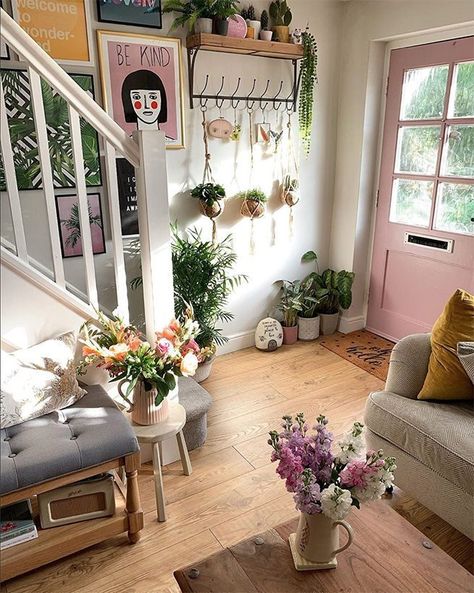 Acorn Cottage, Small Cottage Interiors, Salons Cottage, Deco Pastel, Flowers Pretty, Home Improvement Loans, Pink Door, Cottage Living Rooms, Budget Home Decorating