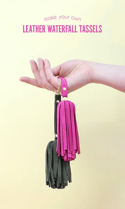 DIY Leather Tassel - these cute floppy suede tassels are fun to make and are a nice little gift. Video tutorial Diy Leather Tassel Keychain, Tassel Keychain Diy, Diy Crafts To Sell On Etsy, Diy Leather Tassel, Diy Projects To Make And Sell, Profitable Crafts, Leather Tassel Keychain, Trending Crafts, Handmade Keychains