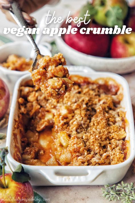 Easy Vegan Apple Crumble, Vegan Apple Crumble Recipe, Vegan Thanksgiving Deserts, Vegan Crumble Topping, Vegan Apple Crumble Pie, Vegan Apple Desserts Easy, Apple Vegan Dessert, Vegan Apple Strudel, Vegan Friendsgiving Recipes