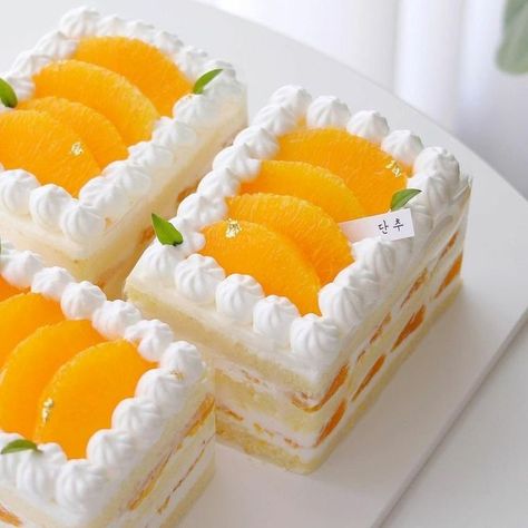 Dolci Finger Food, Kue Macaroon, Pretty Dessert, Fancy Desserts, Cute Desserts, Mini Desserts, Sweet Desserts, Fruit Cake, Pavlova