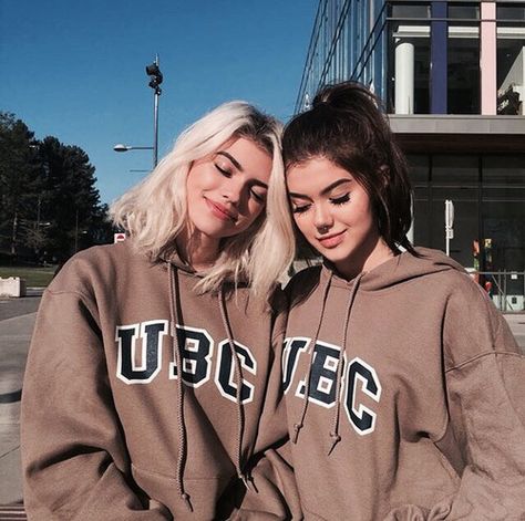 pinterest: grungekayla ❁ Mode Poses, Photos Bff, Best Friend Photography, Best Friend Photoshoot, Shotting Photo, Best Friend Photos, Cute Friend Pictures, Bff Goals, Bestie Goals