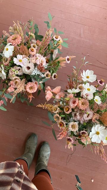 Feather flower farm on Instagram: "December, and I’m looking back on that love affair with these Summer blooms…💗 . . . #featherflowerfarm #bouquet #bouquets #flowerfarm #weddingflowers #weddingflorist #bridalflowers #sonomacounty #sonomacountyflorist" Zinnia Bouquet, Farmers Market Flowers, Floral Designs Arrangements, Cut Flower Farm, Blush Wedding Flowers, Backyard Flowers, Flower Cart, Cut Flower Garden, Nothing But Flowers