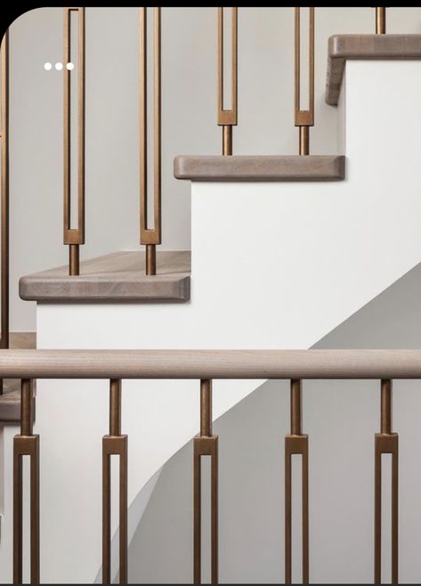 Modern Stair Balusters, Stairs Handrail Design, Interior Railing Design, Brass Railing Staircases, 2024 Staircase Trends, Staircase Lighting Ideas Stairways, Wooden Staircase Design Modern, Brass Banister, Modern Railings For Stairs Interiors