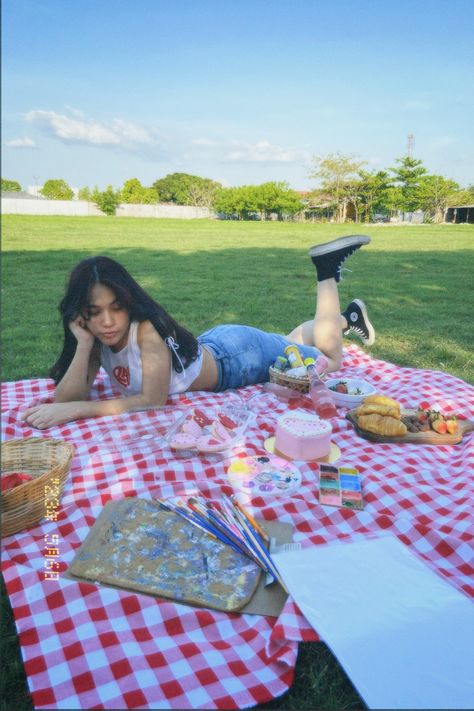 picnic ideas fotos aesthetic Aesthetic Pictures Picnic, Solo Date Aesthetic Insta Story, Ideas Fotos Aesthetic, Picnic Aesthetic Photoshoot, Ootd Picnic, Picnic Core, Roadtrip Vibes, Bday Picnic, Mushroom Core