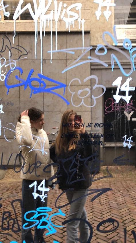 Mirror Graffiti Aesthetic, Graffiti On Mirror, Writing On Mirror, Mirror Mural, Street Culture Fashion, Mirror Writing, Aesthetic Friend, Expo Marker, Mirror Photography