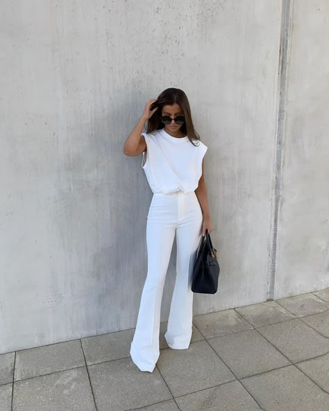 Muscle Tee Outfits, Looks Jeans, Brand Owner, Brunch Outfit, Tee Outfit, Fashion Mode, Mode Inspiration, White Pants, Night Outfits