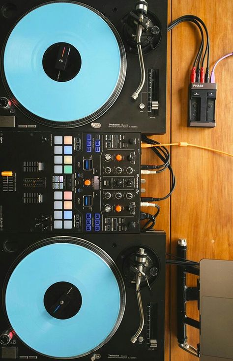 Dj Turntables Dj Setup, Dj Equipment Setup, Home Music Studio Setup, Technics 1200, Turntable Setup, Jam Room, Turntable Vintage, Turntables Dj, Dj Table