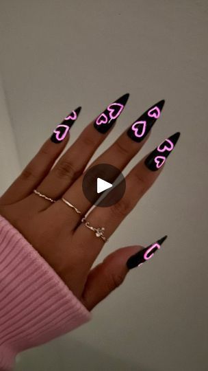 Graffiti Nail Art, Dark Nail Art, Neon Hearts, Dark Nail Designs, Graffiti Nails, Neon Pink Nails, Vday Nails, Neon Nail Designs, Dark Nail