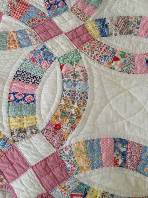 Lovely wedding ring quilt Wedding Band Quilt, Double Wedding Ring Quilts, Wedding Ring Quilt Templates, Wedding Ring Quilt Block, Quilt Pattern Free, Colchas Quilting, Double Wedding Ring, Double Wedding Ring Quilt, Double Wedding Rings