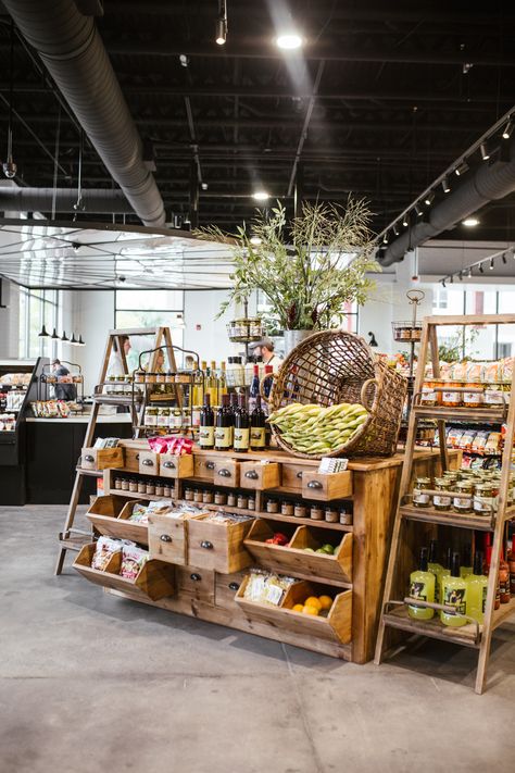 Food Boutique Store, Pantry That Looks Like A Store, Vegetable Display Market, Organic Food Shop Design, Boutique Food Market, Gourmet Market Design, General Store Display Ideas, Wine Retail Display, Snack Store Design