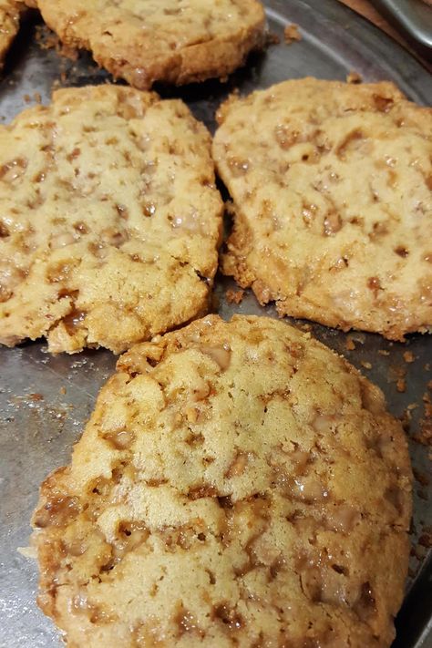 Mrs Fields Toffee Cookies, Tates Cookies Recipe, Large Cookie Cake, Mrs Fields Cookie Recipe, Butter Toffee Cookies, Mrs Fields Cookies, Toffee Cookie Recipe, The Best Birthday Cake, Mrs Fields