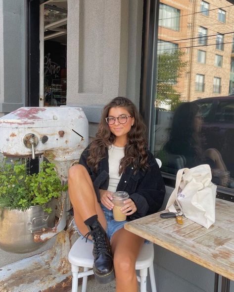 Viviane Audi Outfits, Outfits With Glasses, Viviane Audi, Casual Shorts Outfit, Black Long Sleeve Mini Dress, Ig Account, Spring Fits, Easy Style, 12 Pm