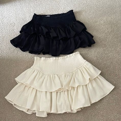 Flowy Short Skirt Outfit, Cute Flowy Skirts, Flowy Skirt Outfit, Flowy Black Skirt, Aesthetic Skirts, Ruffle Shorts Outfit, Ruffle Skirt Outfit, White Ruffle Skirt, Flowy Mini Skirt