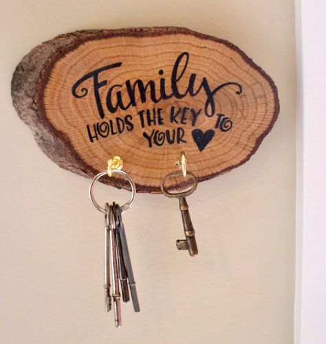 Wood Log Crafts, Beginner Wood Burning, Key Holder Diy, Wood Burn Designs, Tree Slice, Wooden Key Holder, Wood Slice Art, Wood Slice Crafts, Woodburning Projects