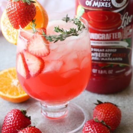 Prosecco Strawberry Cocktail Strawberry Cocktail Recipe, Prosecco Drinks, Strawberry Cocktail, Strawberry Cocktails, Low Calorie Cocktails, Prosecco Wine, Prosecco Cocktails, Best Cocktail Recipes, Cocktail Ingredients