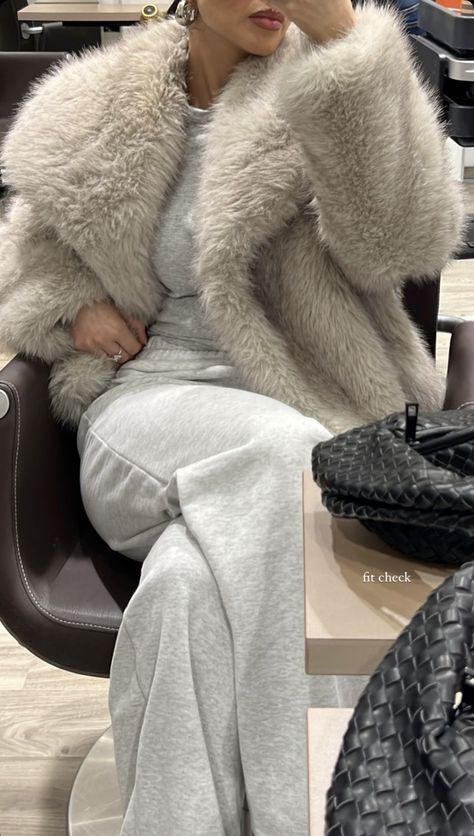 Fur Coat Outfit, Stockholm Style, Autumn Fits, Winter Fit, Inspo Outfit, Fall Fits, Winter Fits, Coat Outfits, Mode Inspo