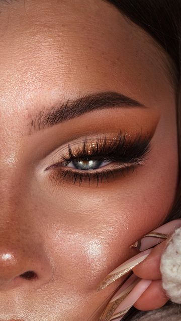 Fall Picture Makeup Ideas, Bronze Smokey Makeup, Autumn Inspired Makeup, Fall Photoshoot Makeup, Pumpkin Patch Makeup, Autumn Wedding Makeup, Natural Fall Makeup, Pumpkin Spice Makeup, Makeup Looks Fall