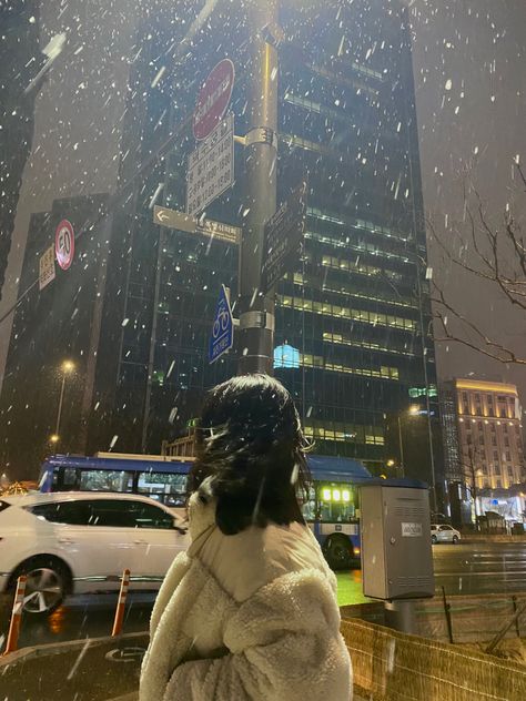 South Korea Winter Aesthetic, Seoul Christmas Korea, Seoul Snow Aesthetic, Seoul Winter Aesthetic, Winter In Korea Aesthetic, Aesthetic Winter Photos, Night Snow Aesthetic, Snow In City, Seoul Snow