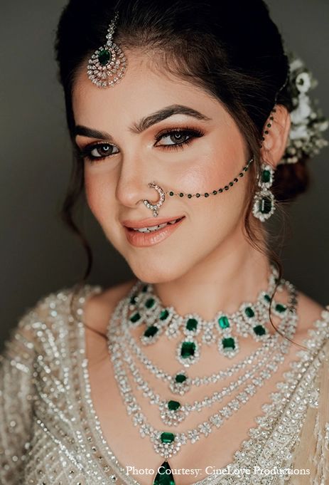 Minimal Bridal Jewelry Indian, Ad Jewellery Set Bridal, Jewellery Headpiece, Mehndi Celebration, Temple Jewellery Necklace, Jewellery Emerald, Fairmont Jaipur, Simple Bridal Jewelry, Jewellery Traditional