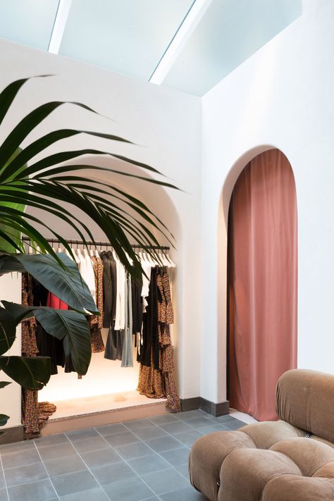 Wide archways, vintage furniture and tropical plants feature in the first bricks-and-mortar shop for women's fashion brand ALC, designed by American architecture firm Janson Goldstein. Clothes Shop Design, Retail Store Interior Design, Clothing Store Interior, Retail Space Design, Store Concept, Clothing Store Design, Store Design Boutique, Retail Store Interior, Boutique Interior Design