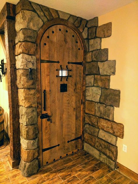 Building With Wood, Dnd Room, Casa Fantasy, Medieval Door, العصور الوسطى, Woodworking Projects For Beginners, Medieval Decor, Cool Doors, Hobbit House