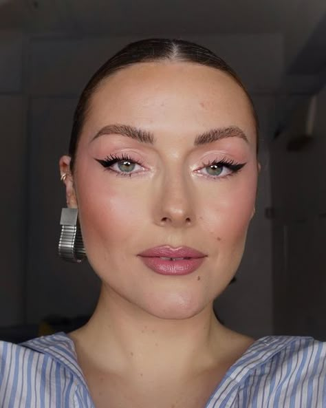 Makeup With Highlighter, Glowy Makeup Bronze, Dewy Makeup Products, Natural Makeup Looks Tutorial, Headshots Makeup, Makeup Up Close, Apply Highlighter, Glowy Makeup Natural, Katie Jane Hughes