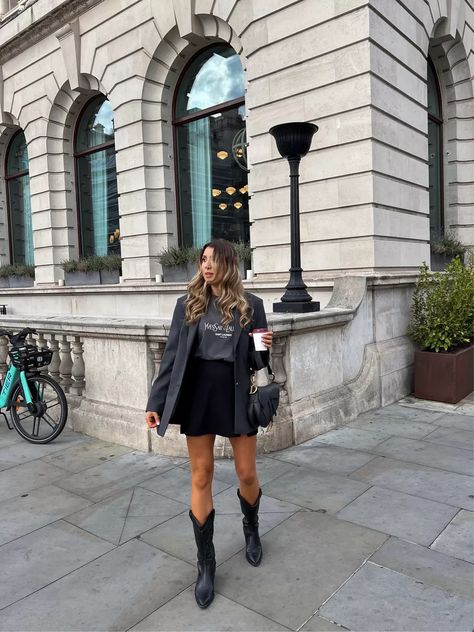 Outfit Roma, Skirt And Cowboy Boots Outfit, Black Western Boots Outfit, Black Cowgirl Boots Outfit, Classy Cowgirl Outfits, Cowboy Boots Outfit Fall, Cowboy Boots Outfit Winter, Inspo Looks, Black Cowboy Boots Outfit