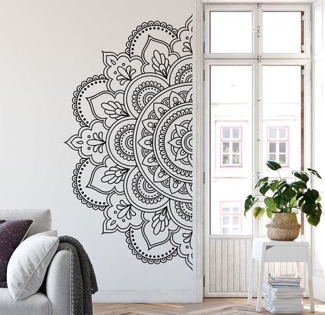 Sticker art mural mandala, demi sticker mural, grands stickers mandala en vinyle, décoration murale pour studio, décoration art mural mandala bohème Vous voulez rendre votre maison unique et originale ? Égayez vos murs avec des DÉCALQUES MURAUX de haute qualité, autoadhésifs et imperméables. Nos stickers muraux sont découpés dans un matériau vinyle fin et mat. Il n'y a pas d'arrière-plan entre les lettres ou autour des motifs, ce qui signifie qu'une fois appliqué, votre motif aura l'air d'être peint sur le mur. Beaucoup plus rapide, plus propre et plus facile que de peindre. Nos stickers muraux sont faciles à appliquer ou à enlever. Ne laisse aucun résidu. Des instructions complètes et simples, étape par étape, sont incluses avec votre commande. Les autocollants peuvent être appliqués sur Mandala Wall Art, Textured Wall, Painters Tape, Sticker Wall Art, Home Studio, Sticker Art, Mandala Art, Art Wall, Wall Decals