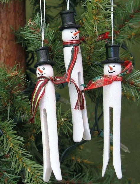 Doll Pin Snowmen Snowman Clothespin, Clothes Pin Ornaments, Cute Christmas Decorations, Christmas Crafts For Kids To Make, Diy Ornaments, Snowman Ornament, Snowman Crafts, Fun Craft, Snowman Ornaments