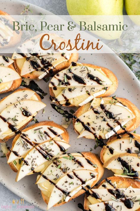 Beautiful Easy Appetizers, Christmas Fancy Appetizers, How To Make Dinner Table Look Fancy, Baked Crostini Appetizers, Apple Brie Bruschetta, Fall Brushetta Appetizers, Crostini Appetizers Brie, Vegetarian Crostini Appetizers, Brie Pear Crostini