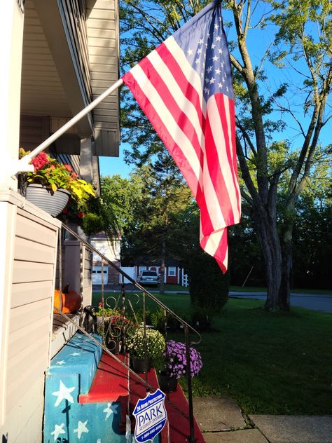 USA Flag in the Morning Light "Oh say does that Star Spangled Banner Yet Wave... For The Land of The Free and The Home of The Brave!" Cottage Bungalow, Americana Style, Star Spangled Banner, Home Of The Brave, Americana Fashion, Land Of The Free, Star Spangled, The Brave, Morning Light