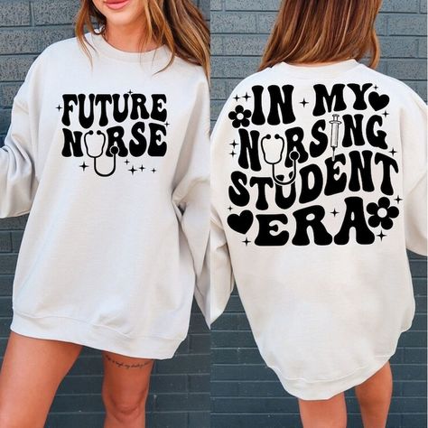 Nursing Students Christmas Gifts, Cricut Nurse Shirts, Nursing T Shirts Design, Nursing Student Shirt, In My Nursing Student Era, Nursing School Acceptance Announcement, Nursing School Acceptance, Cute Nurse Shirts, Nurse In Progress