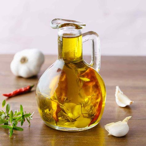 Garlic olive oil. Sounds simple enough because it is. Sometimes the best recipes are the shortest and easiest ones to prepare. Infused Oil Recipes, Food Mediterranean, Garlic Infused Olive Oil, Flavored Olive Oil, Olive Oil Recipes, Baking Hacks, Perfect Rice, Clam Recipes, Garlic Olive Oil