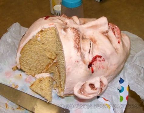 31 Scary Halloween Party Ideas - Lady Celebrations Gross Halloween Foods, Snack Halloween, Scary Halloween Food, Scary Cakes, Creepy Halloween Food, Zombie Cake, Halloween Buffet, Life Is Sweet, Halloween Cake