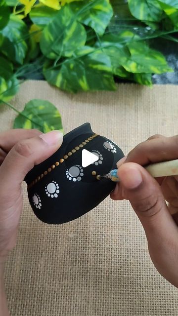 Mud Pots Decoration, Simple Pot Designs Painted, How To Paint A Clay Pot, Mud Pot Decoration Ideas, Matka Painting Ideas Creative, Lippan Art On Pot, Simple Lippan Art, Simple Pot Painting Ideas Creative, Black Pot Painting Ideas