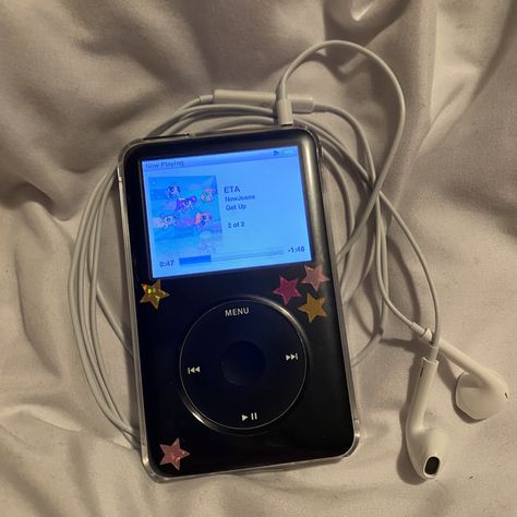 Ipod Asthetic, Ipod 2000s, Opm Music Aesthetic, Ipod Touch Aesthetic, 2000s Ipod Aesthetic, Ipod Classic Aesthetic, Ipod And Headphones, Ipod Aesthetics, Mp3 Aesthetic