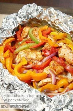 This easy Chicken Fajita Foil Packet Meal is perfect for grilling out on a busy weeknight. Almost no clean-up required! Baked Chicken With Vegetables, Vegan Grill, Chicken With Vegetables, Foil Pack Dinners, Foil Packet Dinners, Foil Pack Meals, Foil Dinners, Backpacking Meals, Foil Packet Meals