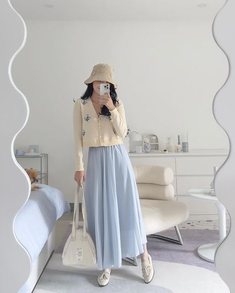 Faye Balogo, Korean Outfits Casual, Yellow Skirt Outfits, Skirt Outfits Korean, Pleated Skirt Outfit, Blue Midi Skirt, Soft Gamine, Midi Skirt Outfit, Long Skirt Outfits