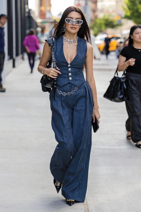 Put Some Prep in Your Step With a Pinstripe Suit Ropa Hip Hop, Fest Outfits, Mode Kimono, London Fashion Week Street Style, Elegante Casual, Pinstripe Suit, Looks Street Style, Elegantes Outfit, Mode Inspo