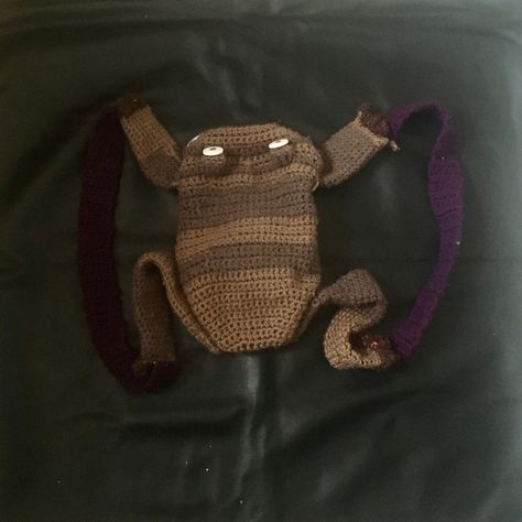 crochet bag frog bag crochet backpack frogs toads toad goblincore bag crocheting brown yarn fiberart fibreart Earthy Crochet Projects, Gremlincore Crochet, Goblincore Crochet Patterns, Goblincore Crochet Ideas, Cursed Crochet Pattern, Goblin Core Crochet, Funny Crochet Bag, Goblincore Backpack, Crochet Weird