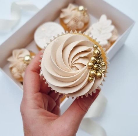 Cupcakes With Pearl Sprinkles, Cupcakes Decoration Sprinkles, Chocolate And Gold Cupcakes, Gold And Silver Cupcakes, Gold Cupcakes Ideas, White And Gold Cupcakes, Neutral Cupcakes, Boho Cupcakes, Cupcake Gold