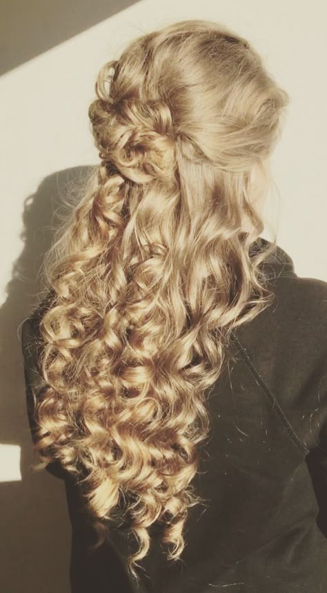 Royal Blonde Hair, Blonde Crown Braid, Curly Blonde Hair Styles, Curly Fantasy Hairstyles, 1813 Hairstyles, Big Blonde Curly Hair, Long Wavy Hair Blonde, Old Timey Hairstyles, Prom Updos For Curly Hair