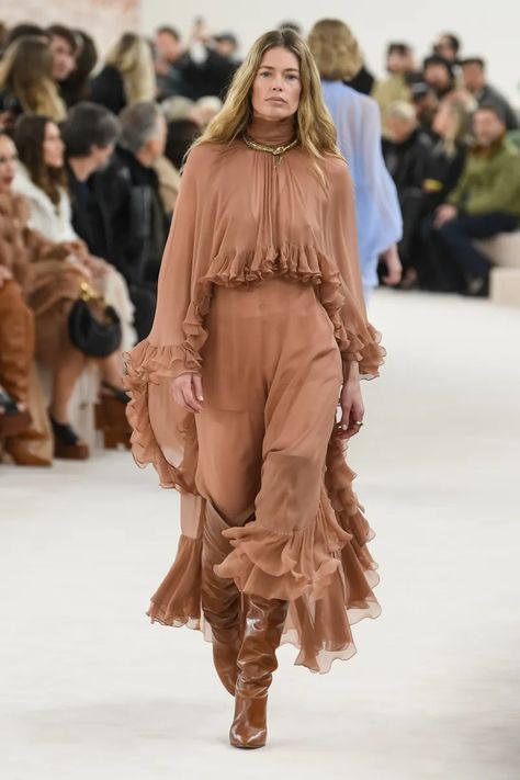 Chloé Fall 2024 Ready-to-Wear Runway, Fashion Show & Collection Review [PHOTOS] Chloe Spring 2025, 2024 Runway, Fall Runway, Bohemian Style Clothing, Its Fall, Doutzen Kroes, Show Collection, Fall Winter 2024, Alt Fashion