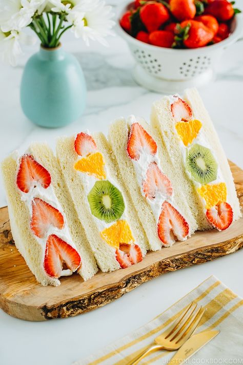 Japanese Fruit Sandwich, Fruit Sando, Japanese Sandwich, Japanese Fruit, Tea Party Sandwiches, Japanese Milk Bread, Fruit Sandwich, Easy Japanese Recipes, Fruit Parfait