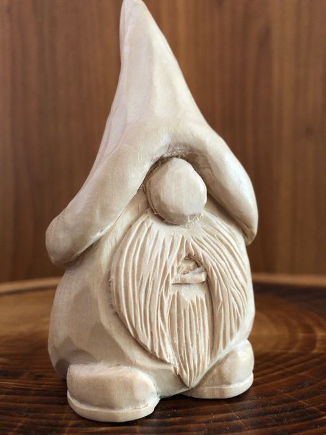 Gnome Chainsaw Carving, Chainsaw Carved Gnomes, Wood Carving Patterns Free, Basswood Carving, Chainsaw Carving Patterns, Carving For Beginners, Best Wood For Carving, Whittling Patterns, Chainsaw Wood Carving