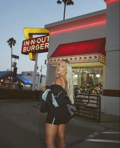 California Outfit Ideas, In N Out Pictures Ideas, Diner Instagram Pictures, In And Out Photoshoot, Fast Food Photoshoot Ideas, La Instagram Pictures, California Instagram Pictures, La Photo Ideas, La Lifestyle Aesthetic